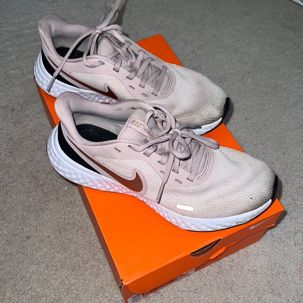 Women’s Nike Revolution 5 Sneakers